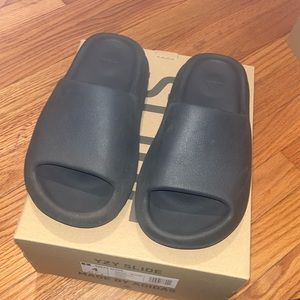 Authentic yeezy onyx slide us size 4